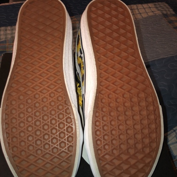 Girls custom vans. - Picture 3 of 5